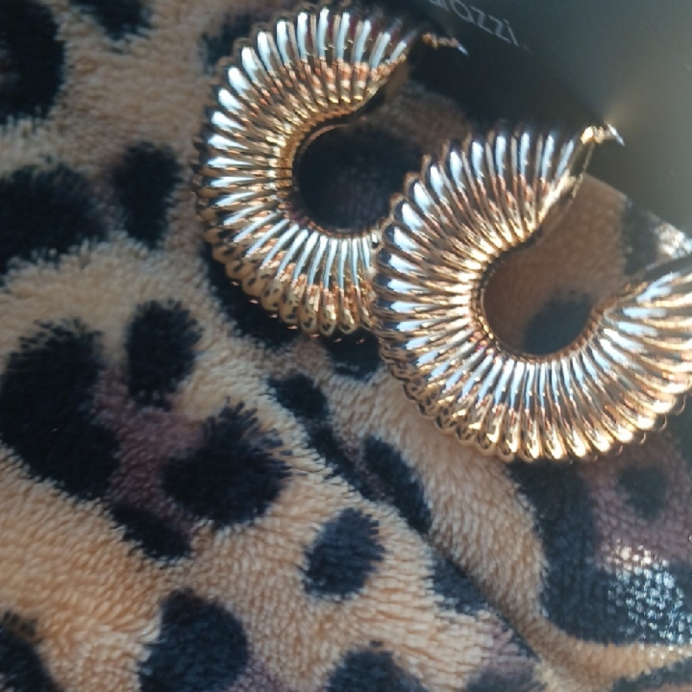Gold Ribbed Hoop Earrings - Women's Jewelry